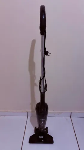 aspirador de pó vertical Britânia ASP Dust Off 1000 W, na cor preta.