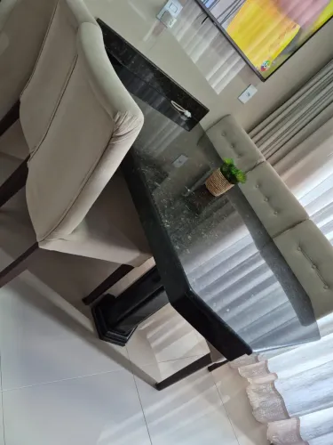 Vendo mesa de marmore e mais cadeiras estofadas junto.