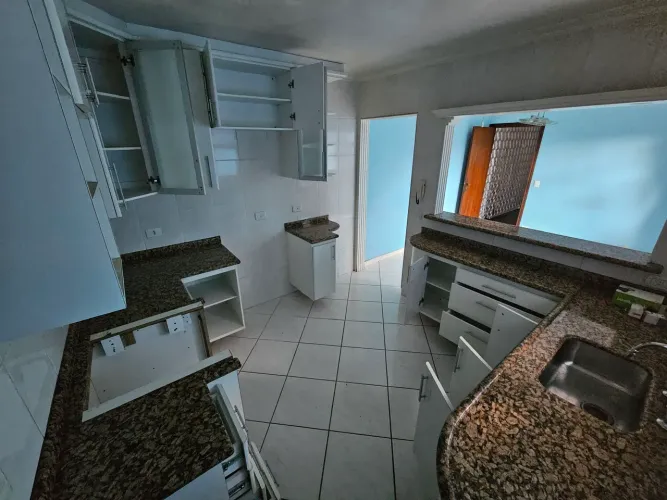 Cozinha Planejada Completa em L - Armários Brancos + Granito
