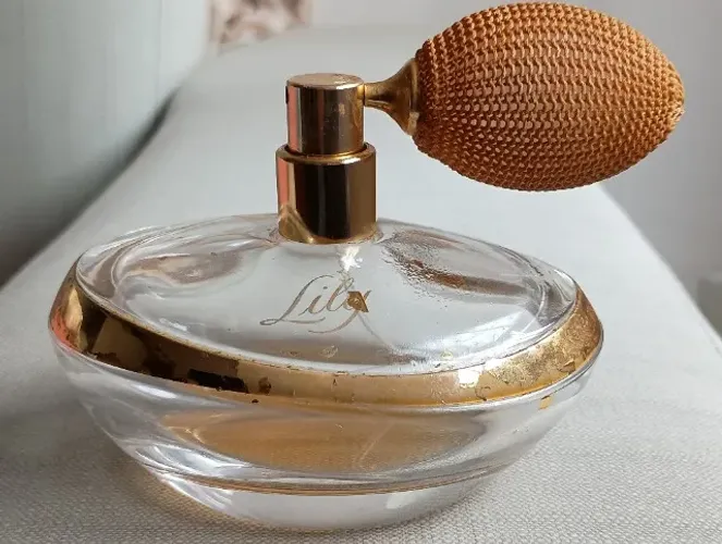 Frasco vintage do perfume Lily Boticário completo