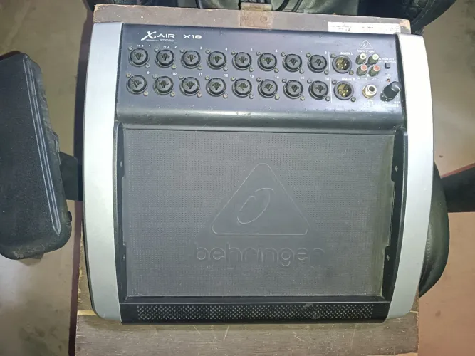 Mesa de Som Behringer Xair X18 com case grátis