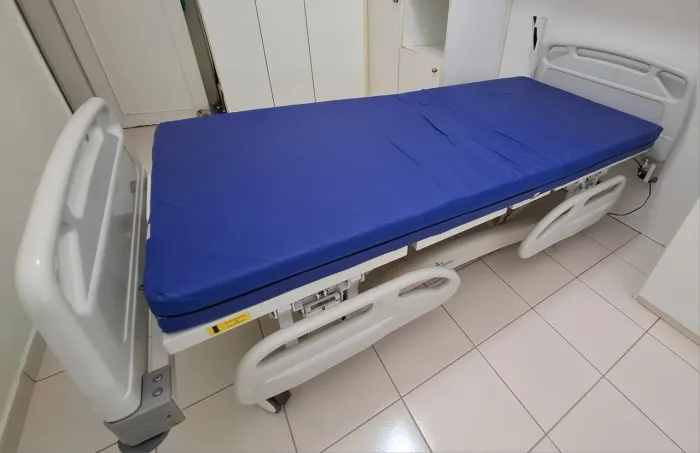 Cama hospitalar eletrônica + cadeira de banho seminovas.