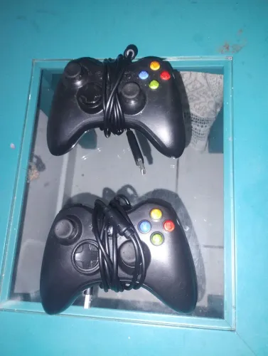 Dois controles de xbox 360 via cabo