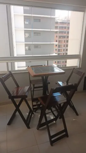Mesa Bistrô e 4 cadeiras bistrô dobráveis de madeira