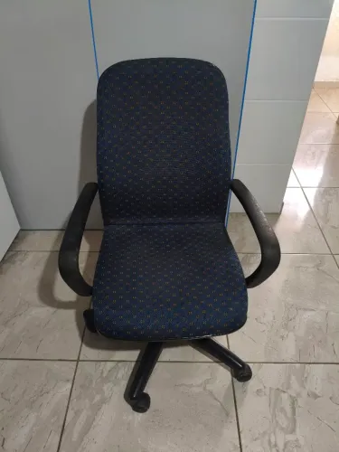 Cadeira de rodinhas com apoio de braço