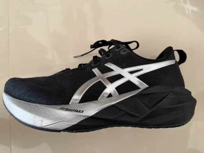 Tênis ASICS Novablast 5 Platinum