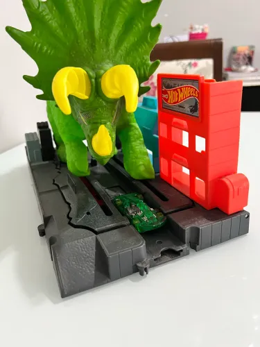 Hot wheels- triceratops - completo com lançador e carrinho.