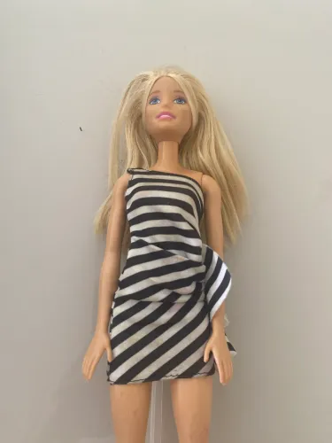 Boneca Barbie original antiga - loira com vestido listrado 