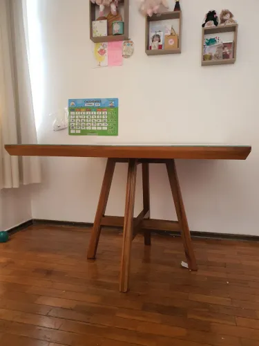 Mesa de madeira com tampo de vidro laqueado