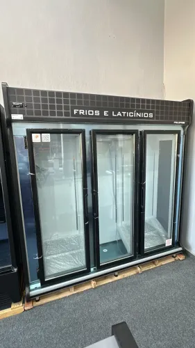 Refrigerador e expositor de 3 portas da POLOFRIO - AUTO SERVIÇO. 