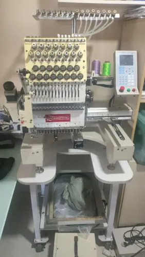 Máquina de bordado computadorizado 15 cores. Com assessórios de boné e lantejoulas.