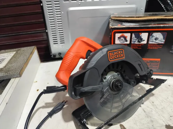Serra Circular Black+Decker 1350W Potente - Nova e com Garantia