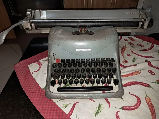 Maquina de escrever carro longo. Olivetti, Lexikon 80.