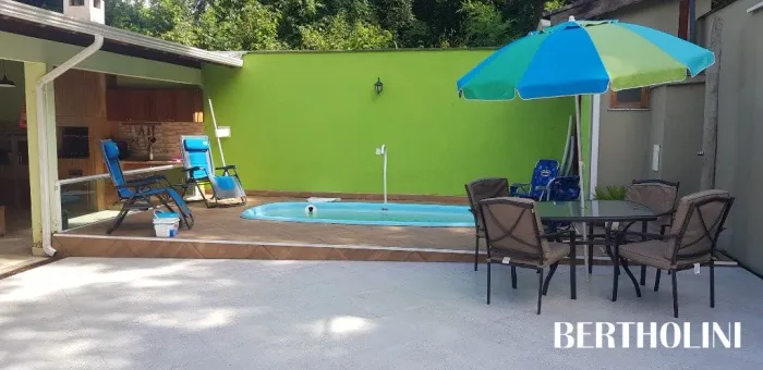 Linda casa avarandada, com piscina e churrasqueira, cercada de muita Natureza.