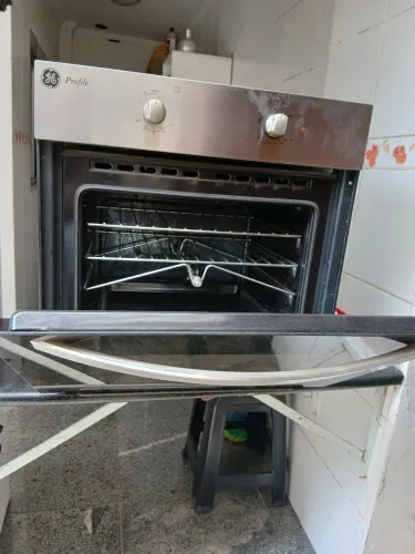 Forno de embutir a Gás  GE modelo profile, metal black porta vidro espelhado.  220V, grill