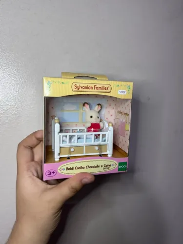 Bebê Coelho Chocolate e Cama - Sylvanian Families