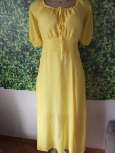 Vendo esse 3 vestido tamanho Mtudo por 100.00