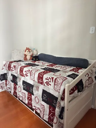 Bicama de madeira maciça com gavetas, *sem colchão *