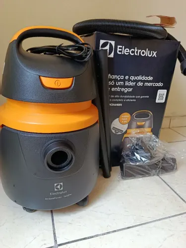 Aspirador Eletrolux Pó e Água 19L.