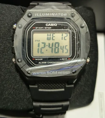 Relógio digital Casio W-218H-1AV: Versão clássica em preto com display padrão.