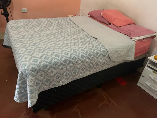 Cama com colchão de massagem