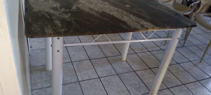 1 (uma) Mesa de ferro com granito
