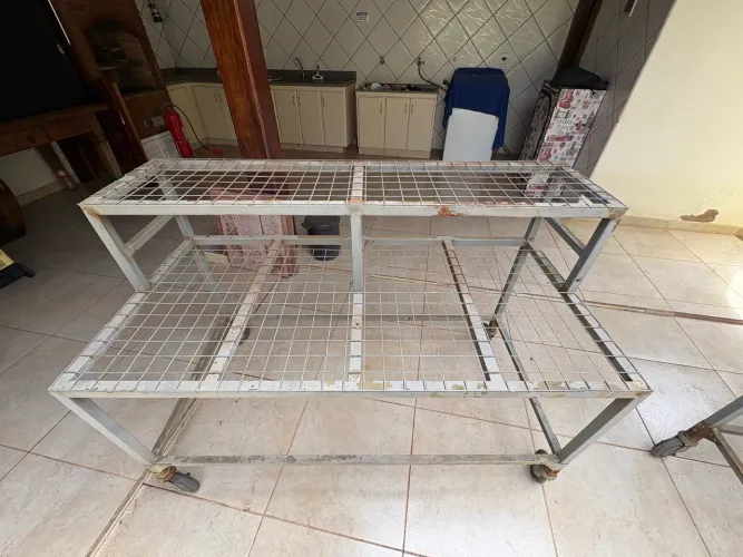 VENDO 2 unid Suporte p/ plantas em Metalon e rodízio