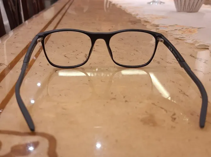 Oculos Nike com hastes dobráveis horizontalmente