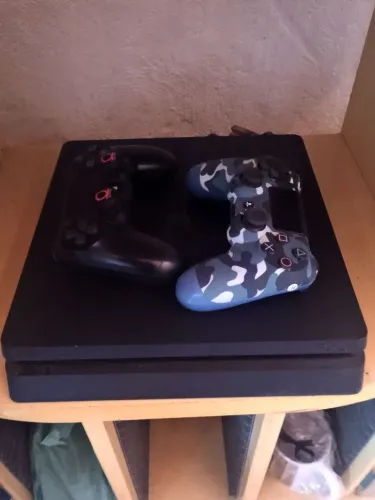 PS4 Slim 1TB + 2 Controles + Jogos