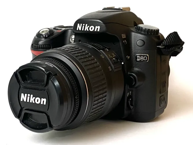 Nikon D80 com lente 18-55mm com 3352 cliques. Raridade!