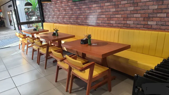Jogo de mesas, cadeiras e sofás para restaurante