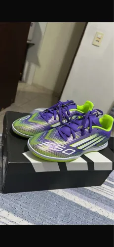 Chuteira Adidas F50 roxa e verde 