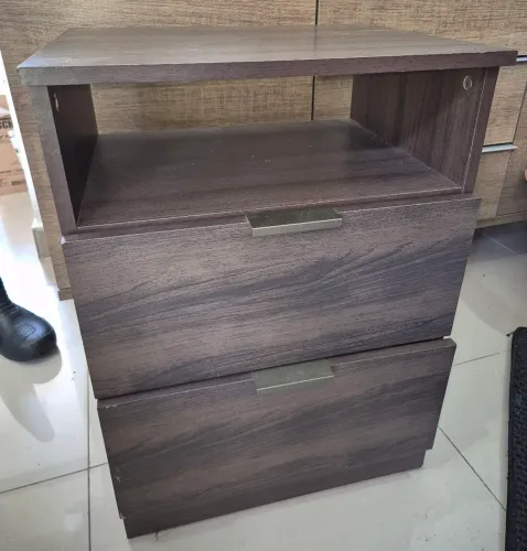 Mesa de Cabeceira Bartira Versatti com 2 Gavetas