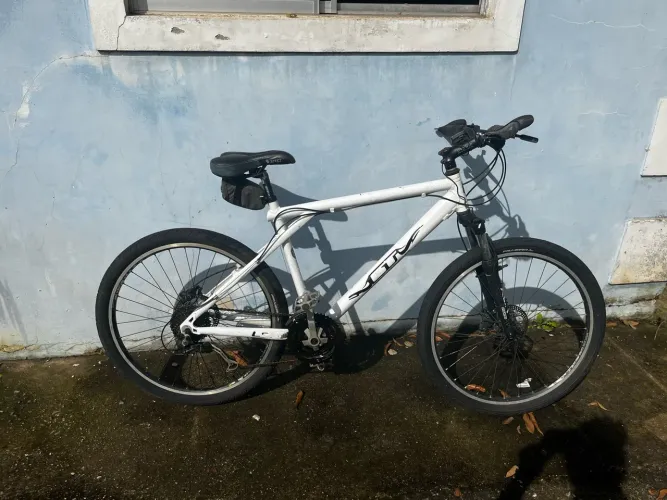 Bicicleta Mountain Bike GT Avalanche Aro 26, usada quase nova