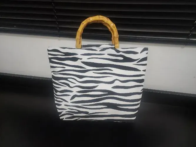 Bolsa estampa de zebra com alça de bambu nova