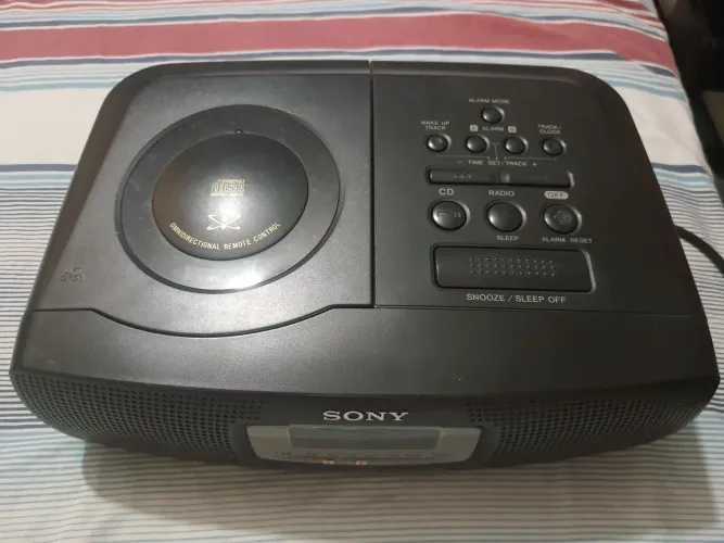 Radio relógio  com CD  Sony ( antigo)