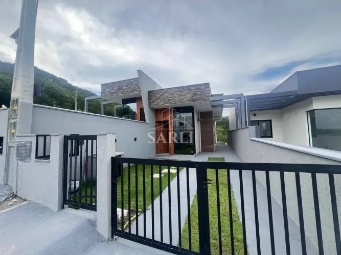 Térrea com 2 quartos, 2 suites 2 vgs em Forquilhas - São José - SC