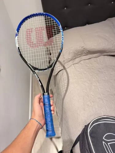 Raquete de tênis Wilson Impact Titanium.