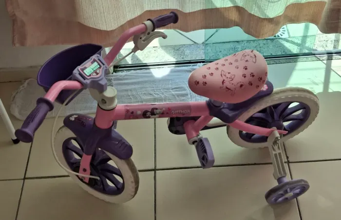 Vendo uma Bicicleta infantil. (Menina)