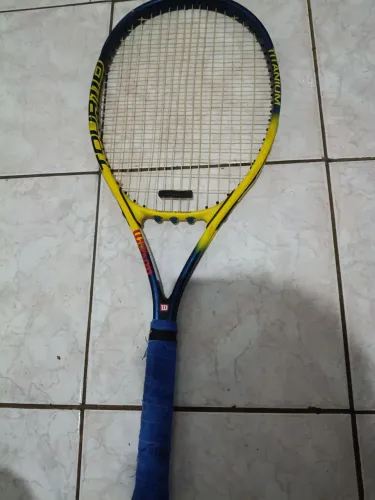 Vende se raquete de tênis importada Wilson Titanium 