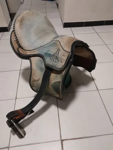 Vende-se sela profissional de vaquejada 15 polegadas