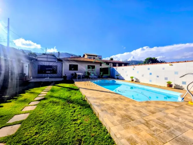 Excelente casa térrea à venda no próximo á represa Bortolan em Poços de Caldas MG.
