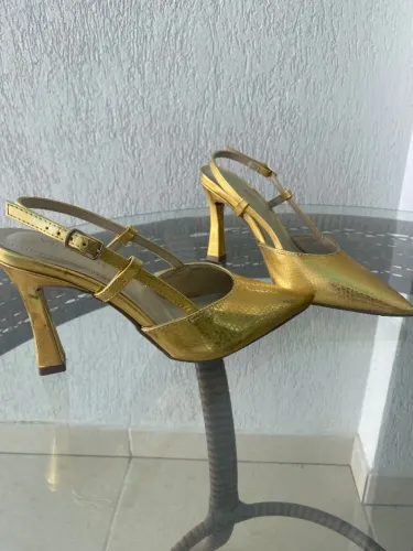 Scarpin Dourado