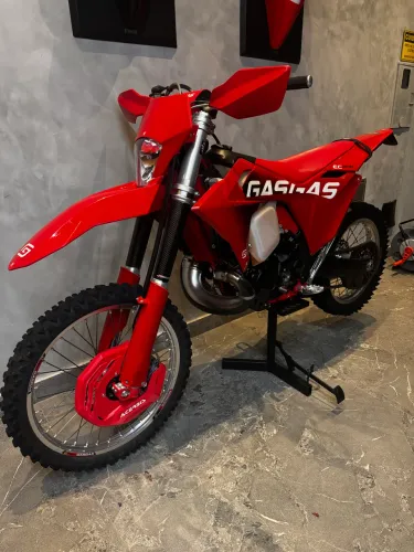 EC300 2025 c/ apenas 25 horas