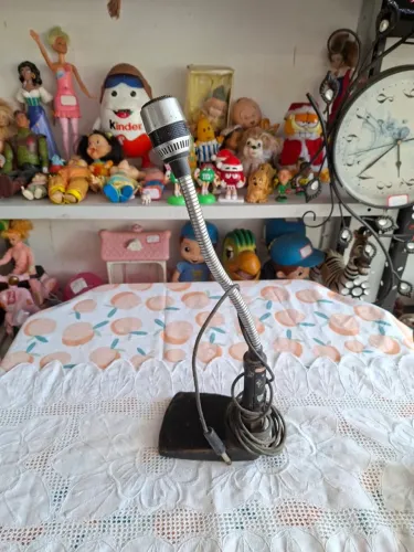 microfone vintage com suporte de mesa, Philips holandes (peça colecionável sem teste)