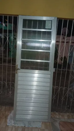 Vendo porta de alumínio nova