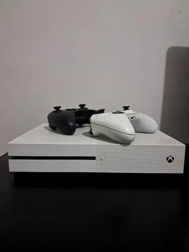 Xbox one S 1tb + 2 controles, possui caixa e cabos.
