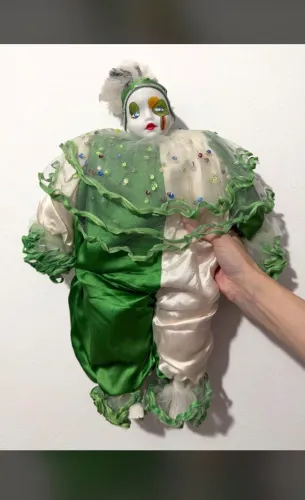 boneca de porcelana palhaço verde e branco
