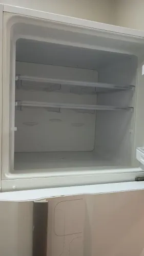 Geladeira Eletrolux no estado que se encontra.
