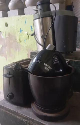 Batedeira nova, espremedor de suco e torradeira.
